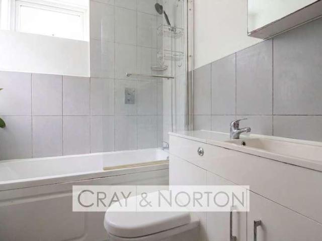 Flat for sale in London Borough of Croydon, Addiscombe