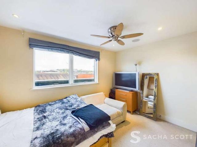 Flat for sale in Woodcote, Epsom