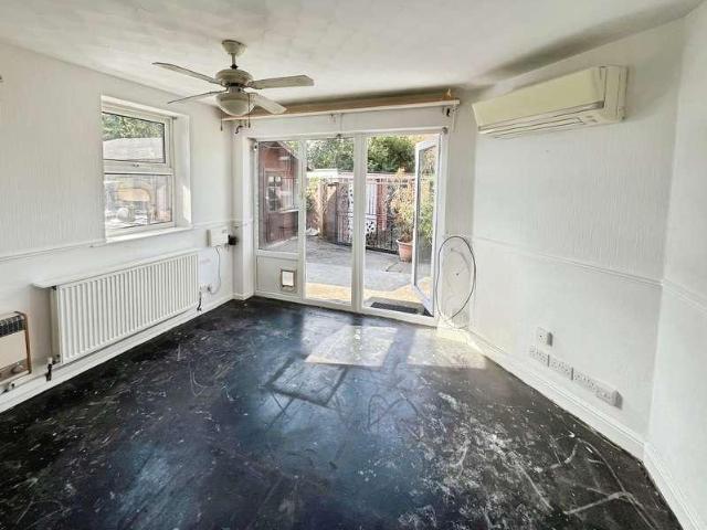 Flat for sale in Lee Bank, Greater Manchester