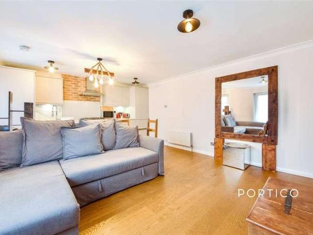 Flat for sale in Holloway, Greater London