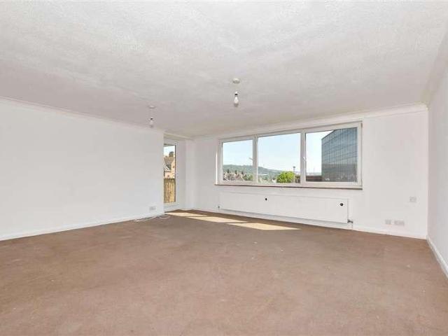 Flat for sale in Folkestone, Lynwood