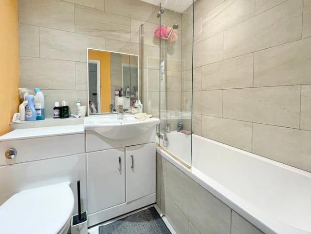 Flat for sale in Farnborough, Hampshire
