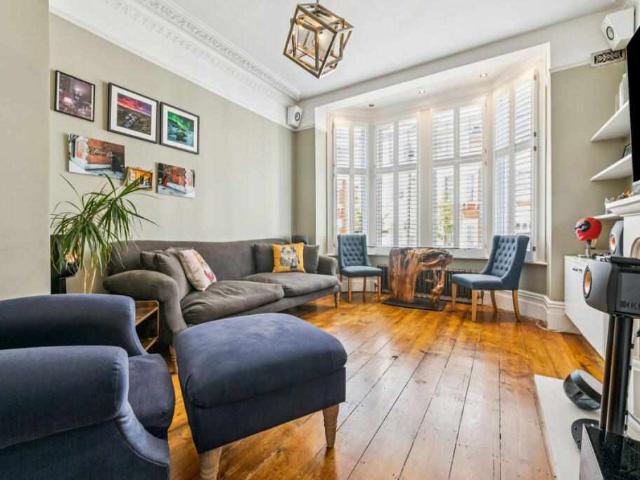 Flat for sale in SW11, London