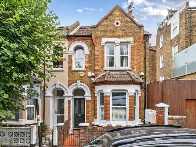 Flat for sale in SW11, London