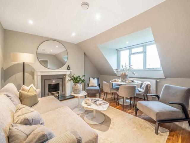 Flat for sale in NW3, London