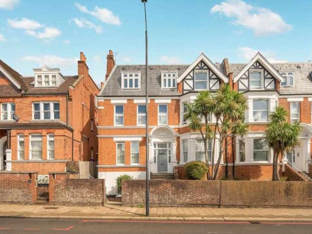 Flat for sale in NW3, London