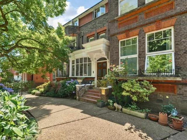 Flat for sale in NW3, London
