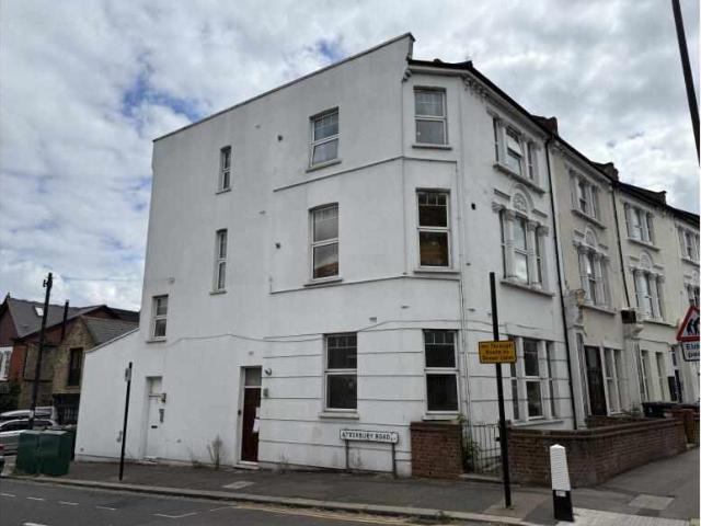 Flat for sale in N4, London