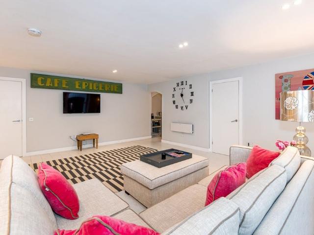 Apartment for rent in Brompton, Greater London