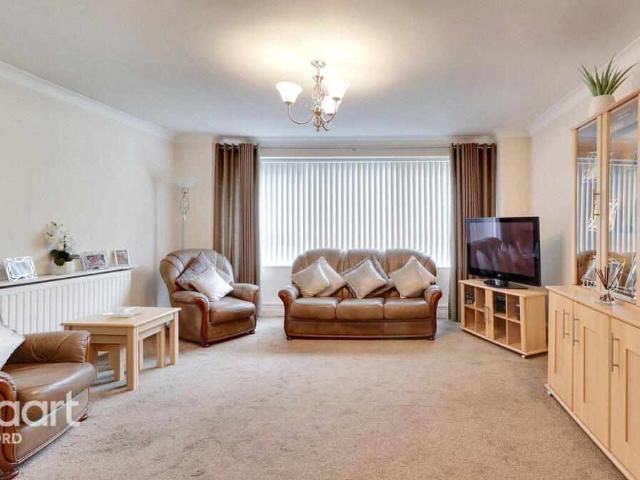 Flat for sale in Ilford, Redbridge