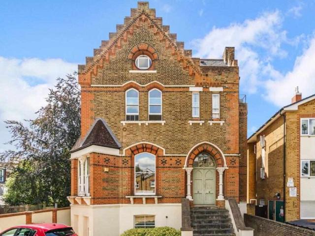 Flat for sale in Surbiton, Surrey