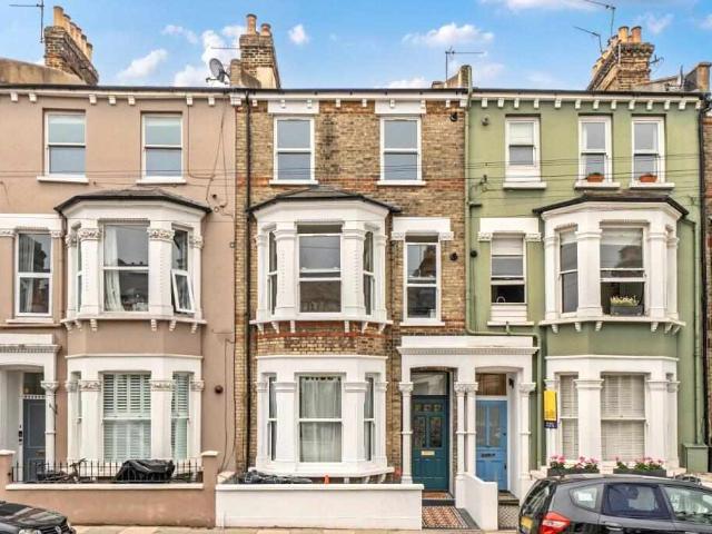 Flat for sale in SW11, London