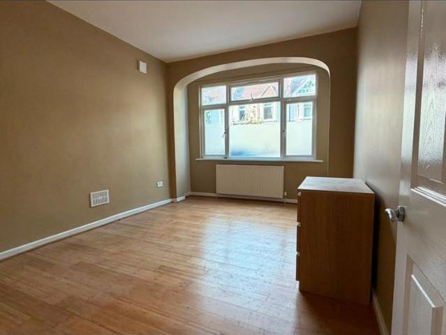 Apartment for rent in Furzedown, Greater London