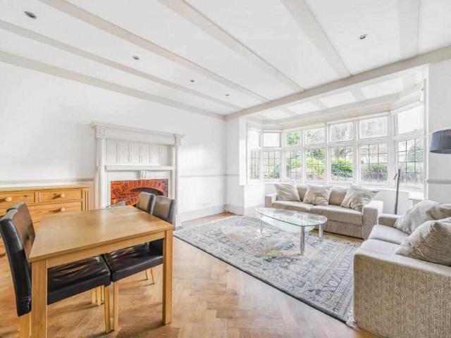 Flat for sale in NW2, London