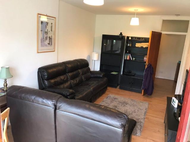 Apartment for rent in London Borough of Merton, Raynes Park