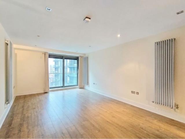 Apartment for rent in Poplar Grove, Greater London