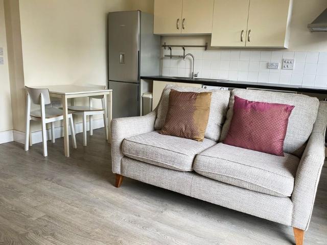 Apartment for rent in Poplar Grove, Greater London