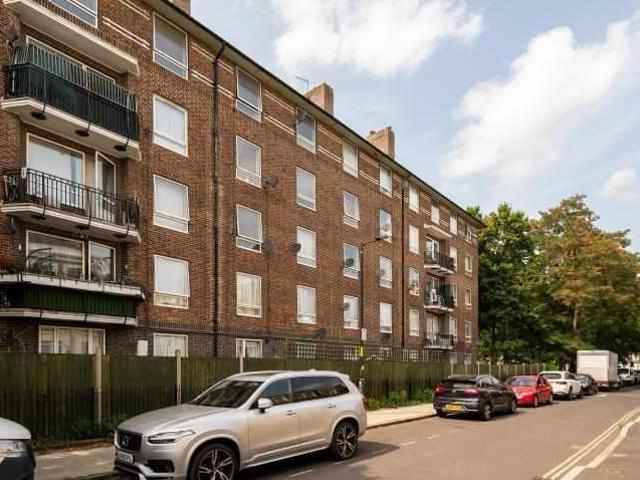 Flat for sale in SE17, London