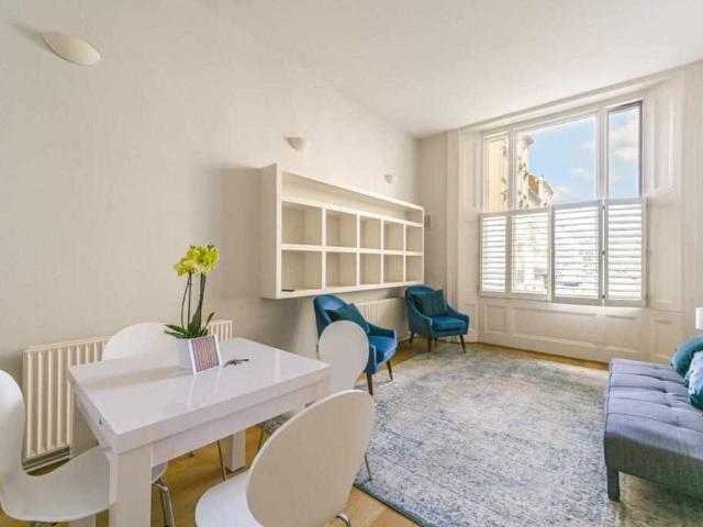 Flat for sale in SW1V, London