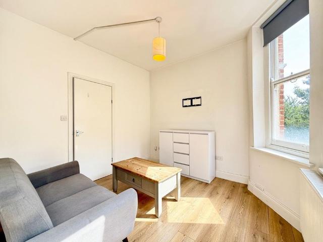 Apartment for rent in Blenheim Gardens Estate, Greater London