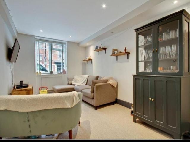 Apartment for rent in St. John's Wood, Cat Hill