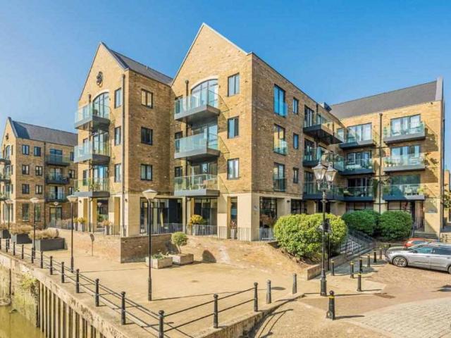 Flat for sale in London Borough of Hounslow, Cat Hill