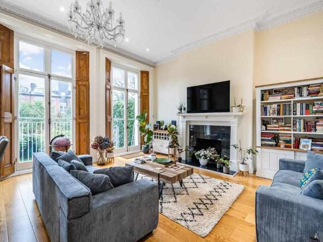 Flat for sale in NW3, London