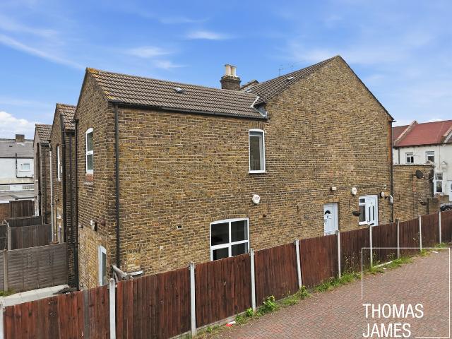 Apartment for rent in Bush Hill Park, Greater London