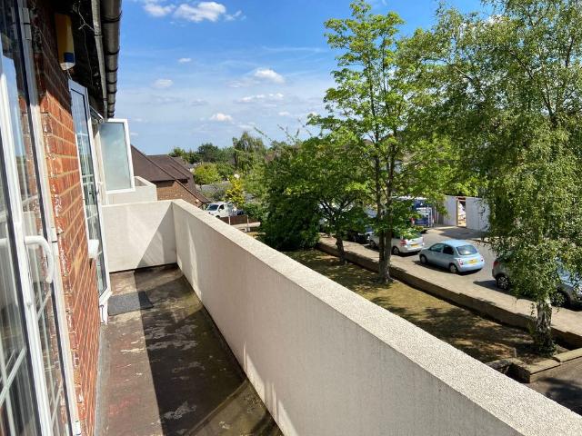 Apartment for rent in Little Stanmore, Greater London