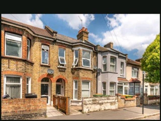 Apartment for rent in Plashet, Greater London