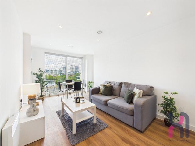 Apartment for rent in The Haw Wood, Hallen