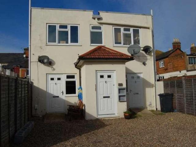 Apartment for rent in Row Town, Surrey