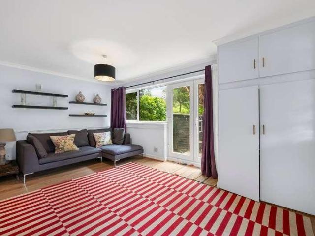 Apartment for rent in London Borough of Merton, Raynes Park