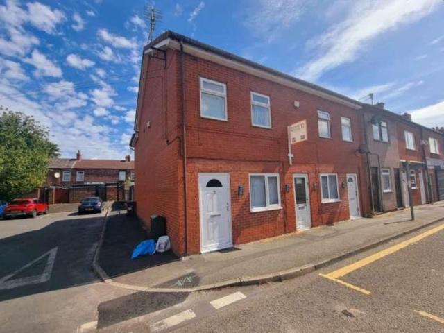 Apartment for rent in Worsley Brow, St Helens