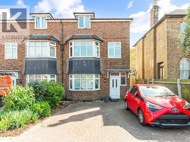 Apartment for rent in Woodcote Green, Greater London