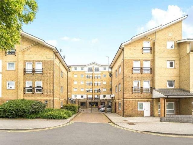 Apartment for rent in Woodcote Green, Greater London