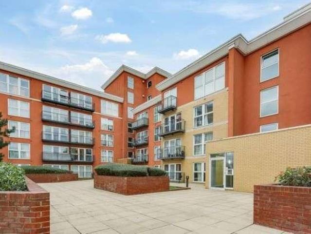 Apartment for rent in Newbury Park, Greater London