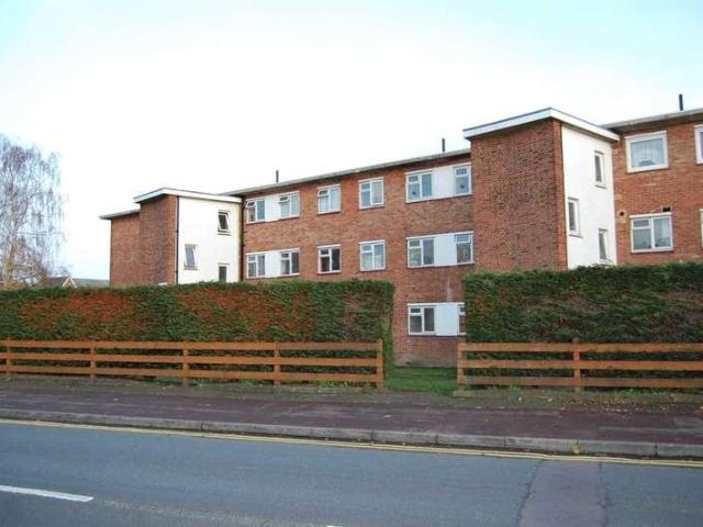 Apartment for rent in Row Town, Surrey