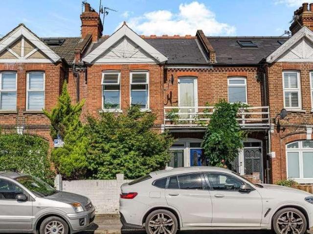 Apartment for rent in London Borough of Merton, Raynes Park