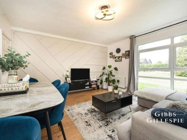 Apartment for rent in Hatch End, Greater London