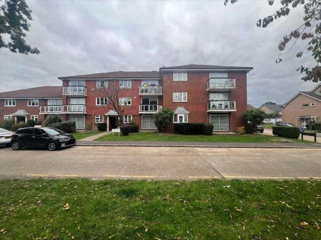 Apartment for rent in Little Stanmore, Greater London