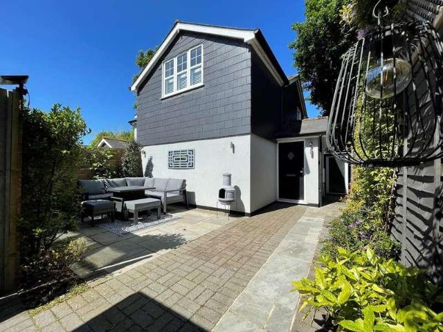 House for rent in Row Town, Surrey