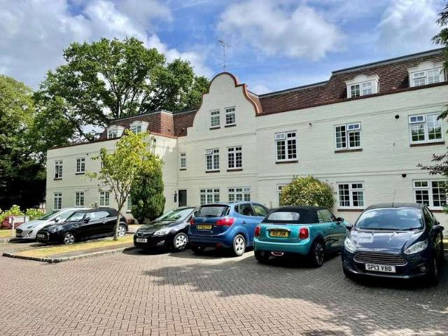 Apartment for rent in Heol-las, Surrey