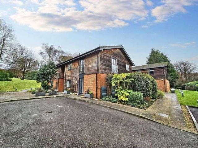 Apartment for rent in Fole, Surrey