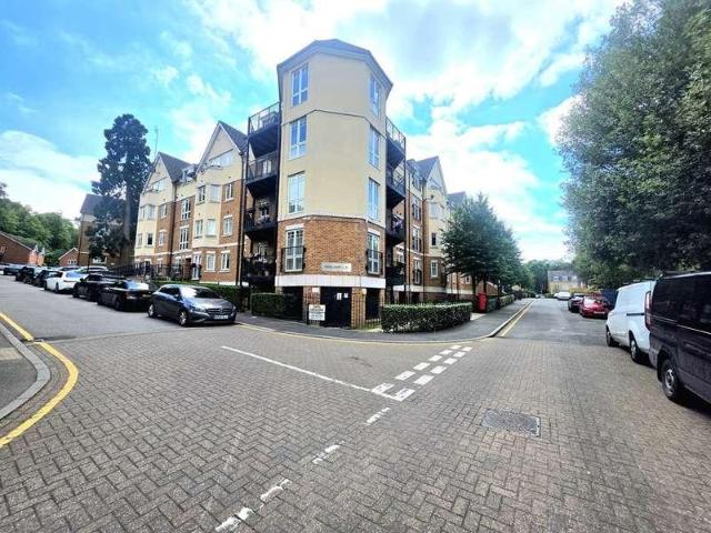 Apartment for rent in Little Stanmore, Greater London