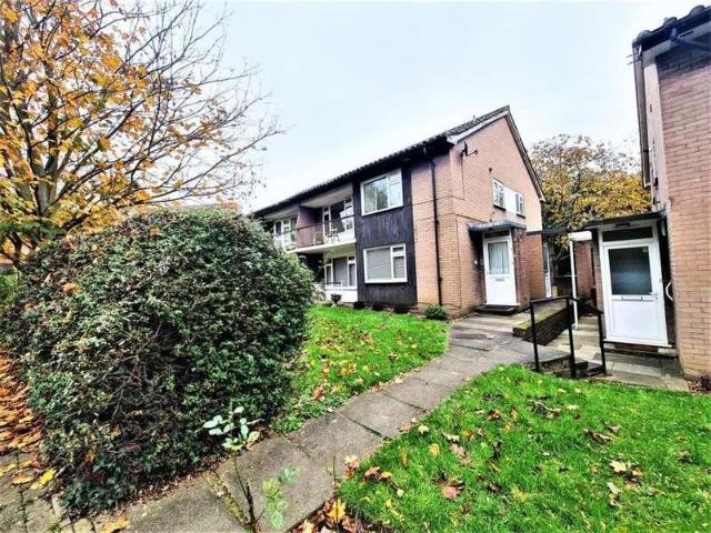 Apartment for rent in Little Stanmore, Greater London