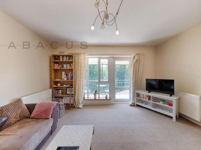 Apartment for rent in Little Stanmore, Greater London
