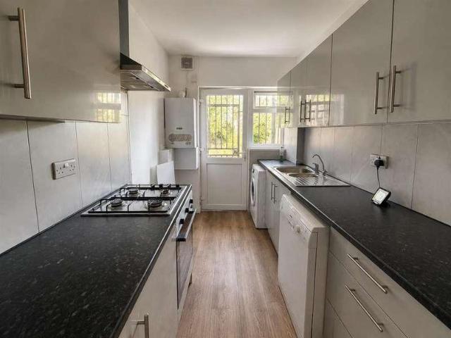 Apartment for rent in Chapel End, Highams Park