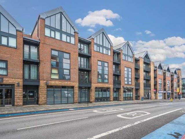 Apartment for rent in Summerstown, Greater London