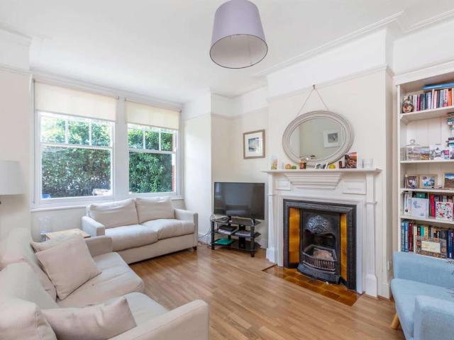 Apartment for rent in Mortlake, Greater London